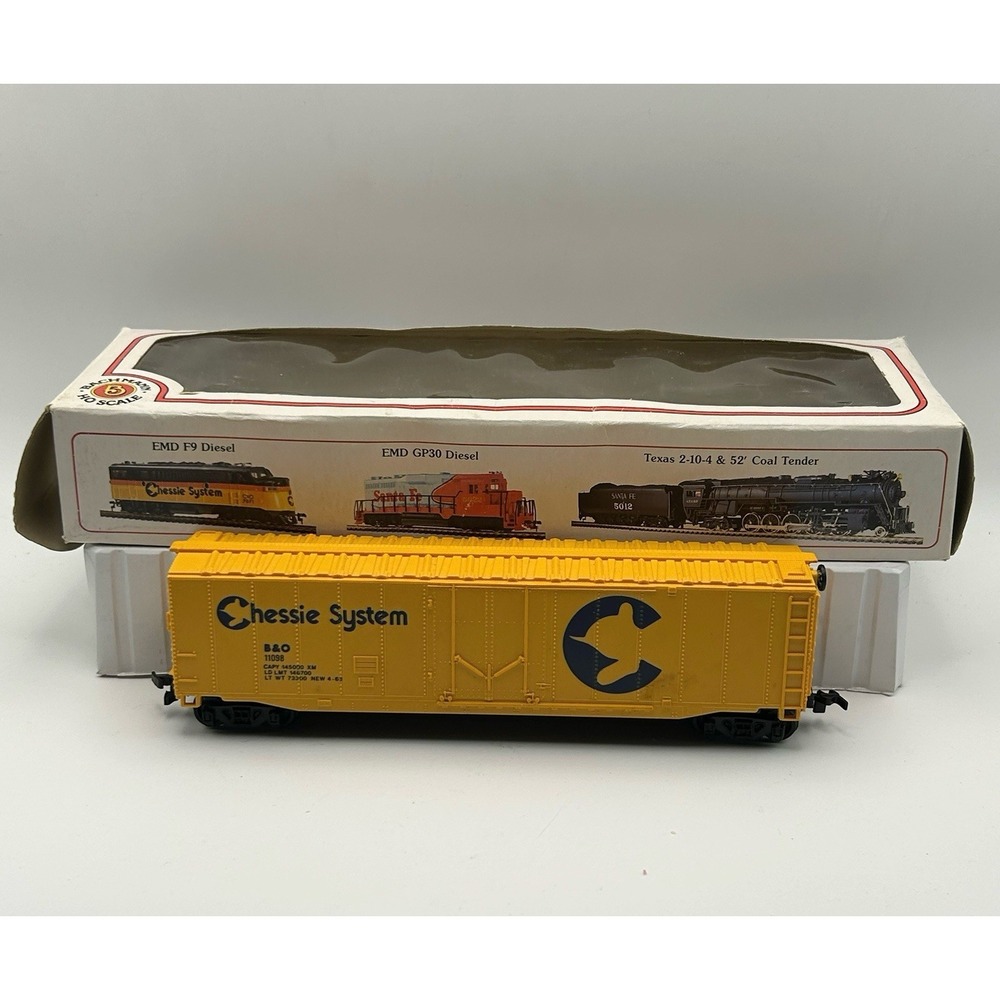 HO Scale Bachmann Chessie System B&O 11098 Yellow Box Car Freight Train - Picture 6 of 7